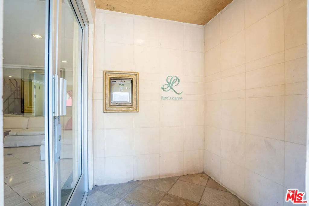 818 S Lucerne Boulevard 205, Los Angeles, California 90005 home-pic-3